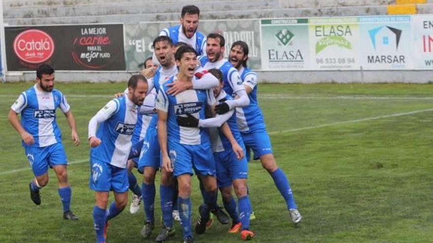 Fran Miranda, abrazado por su compañeros, celebra con efusividad el gol de la victoria contra el Gavà en su partido cien con el Alcoyano.