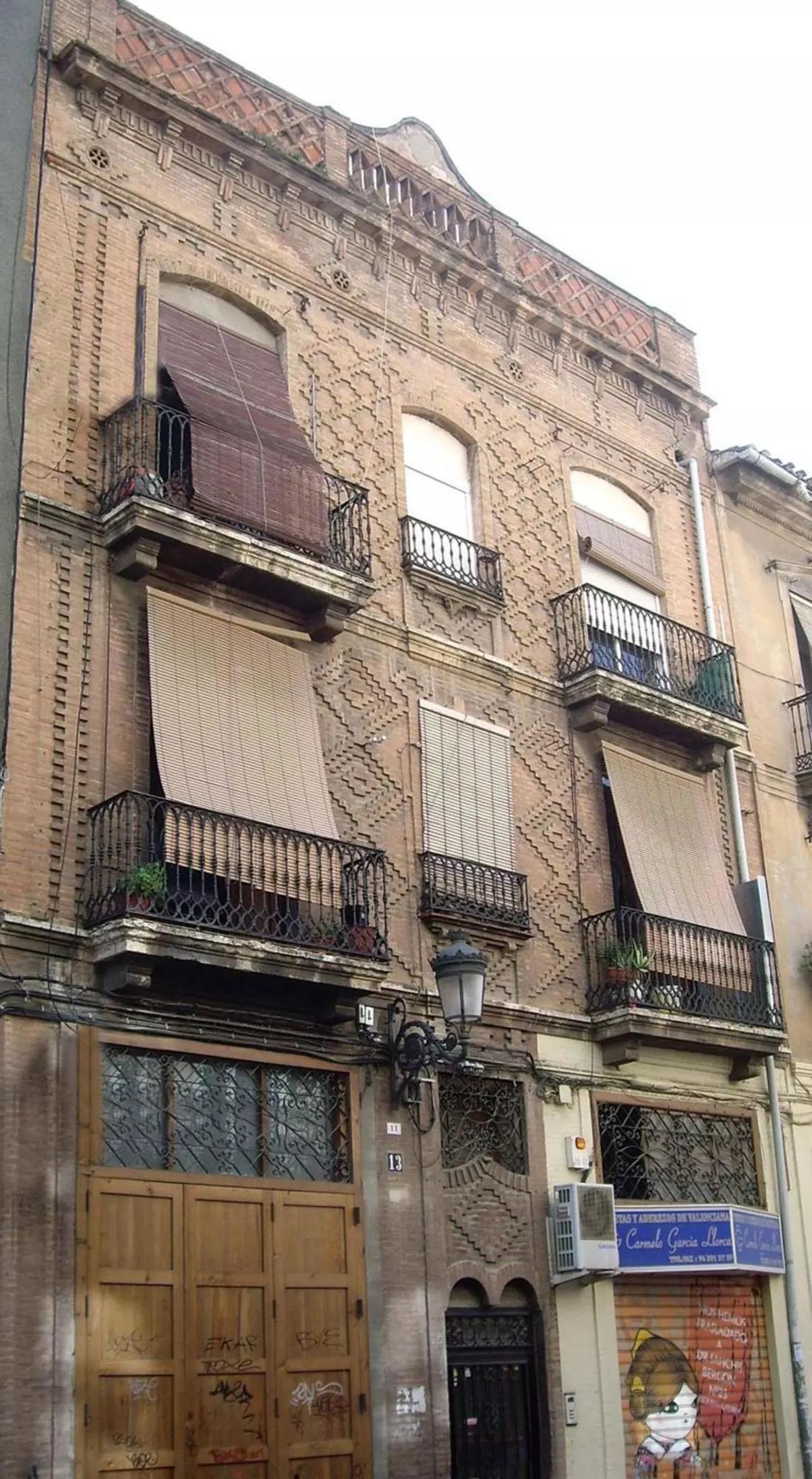 Fachada de estilo mudéjar en la calle Lepanto 13 que ha sido integrada en las nuevas viviendas