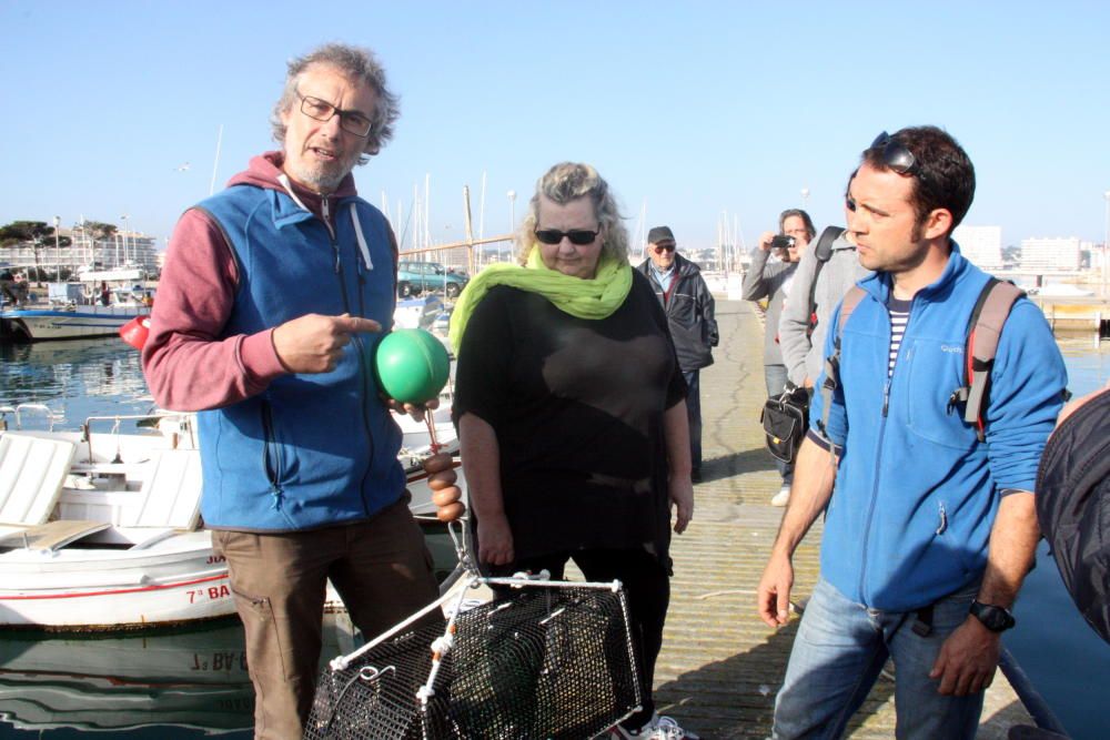 El biòleg Boris Weitzmann, del Projecte Sèpia; Carme Avellan, de la firma Rycsa; i el tècnic de pesca Isaac Moya, mostren un exemple de les incubadores d'ous que llençaran al mar.