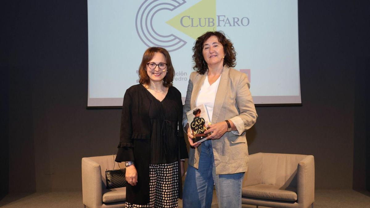 Desde la izq., Maica Gorgal y Lucía Trillo, ayer, en el Club FARO.
