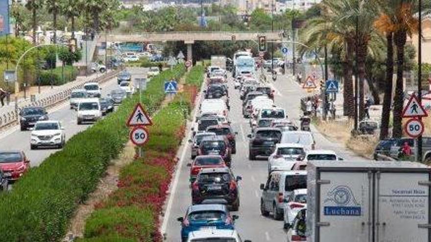 La avenida de la Paz de Ibiza, llena de vehículos circulando en una mañana de junio.