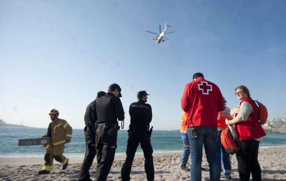 Salvamento Marítimo y Bomberos de A Coruña tratan de localizar a un joven senegalés de 17 años desaparecido en la playa mientras jugaba al balón dentro del agua.