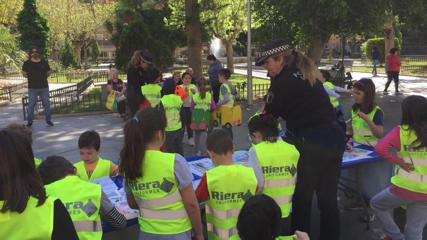 Medio centenar de escolares aprende Educación Vial gracias a la Policía Local