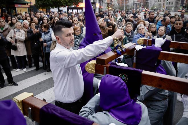 La procesión del Miércoles Santo en Gijón y la imposición de medallas de la Misericordia, en imágenes.