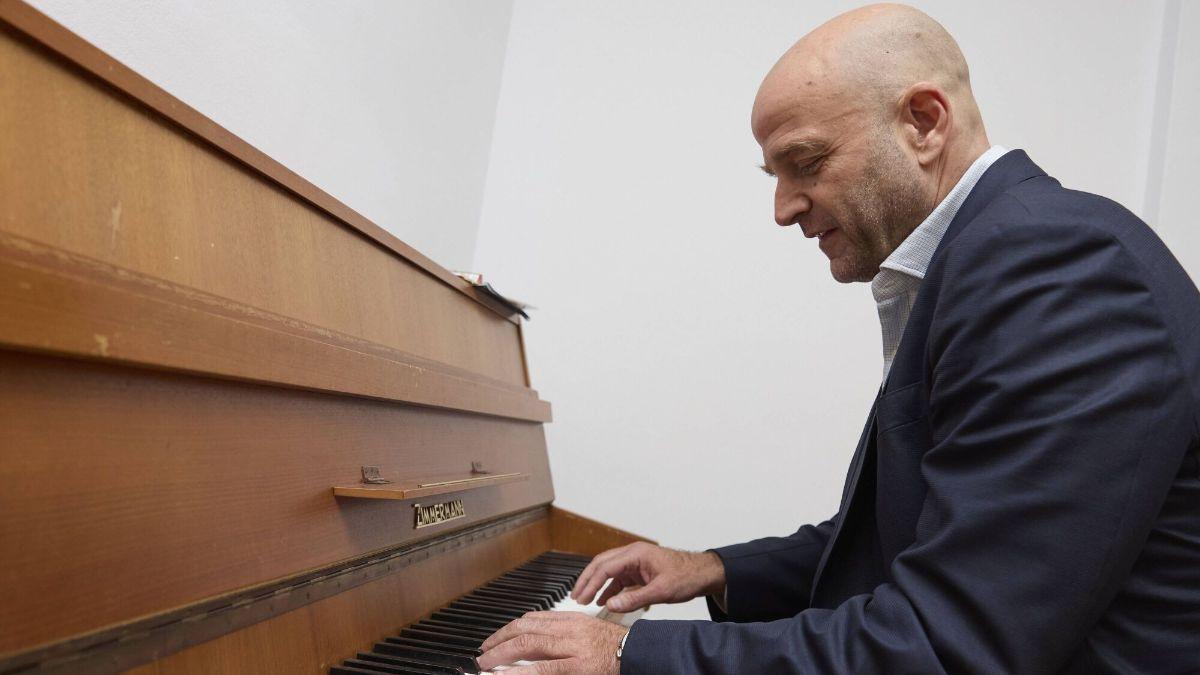 Vilajoana toca el piano que tiene en el comedor de su casa