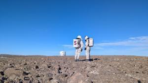 Dos científicas posan durante una expedición al campamento marciano en el Ártico de la Mars Society.