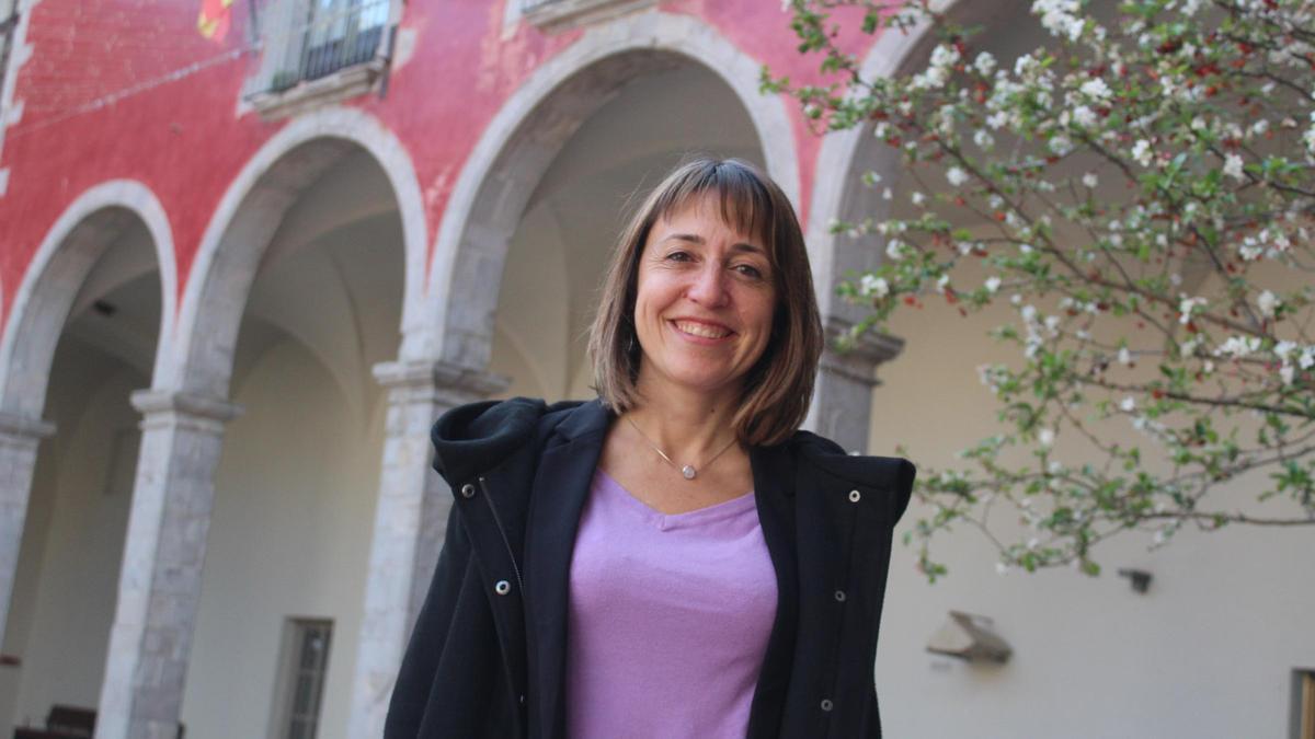 Anna Massot davant  del balcó de l’alcaldia de Castelló d’Empúries.