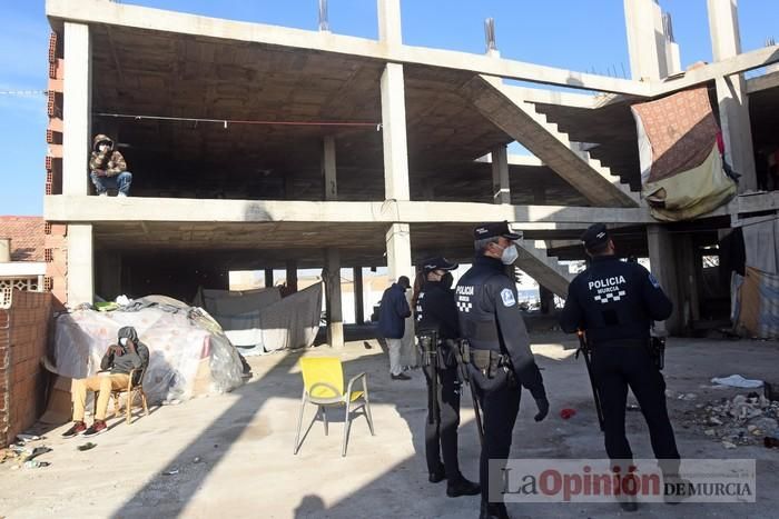 Tensión en San Pío X durante el desalojo de okupas en un edificio abandonado