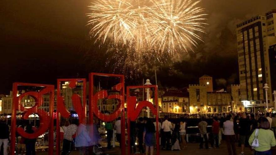 Fuegos artificiales en las fiestas de Begoña.