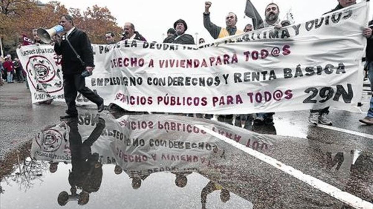 Marcha de una de las columnas que participaron en la Marcha por la Dignidad de Madrid, ayer.