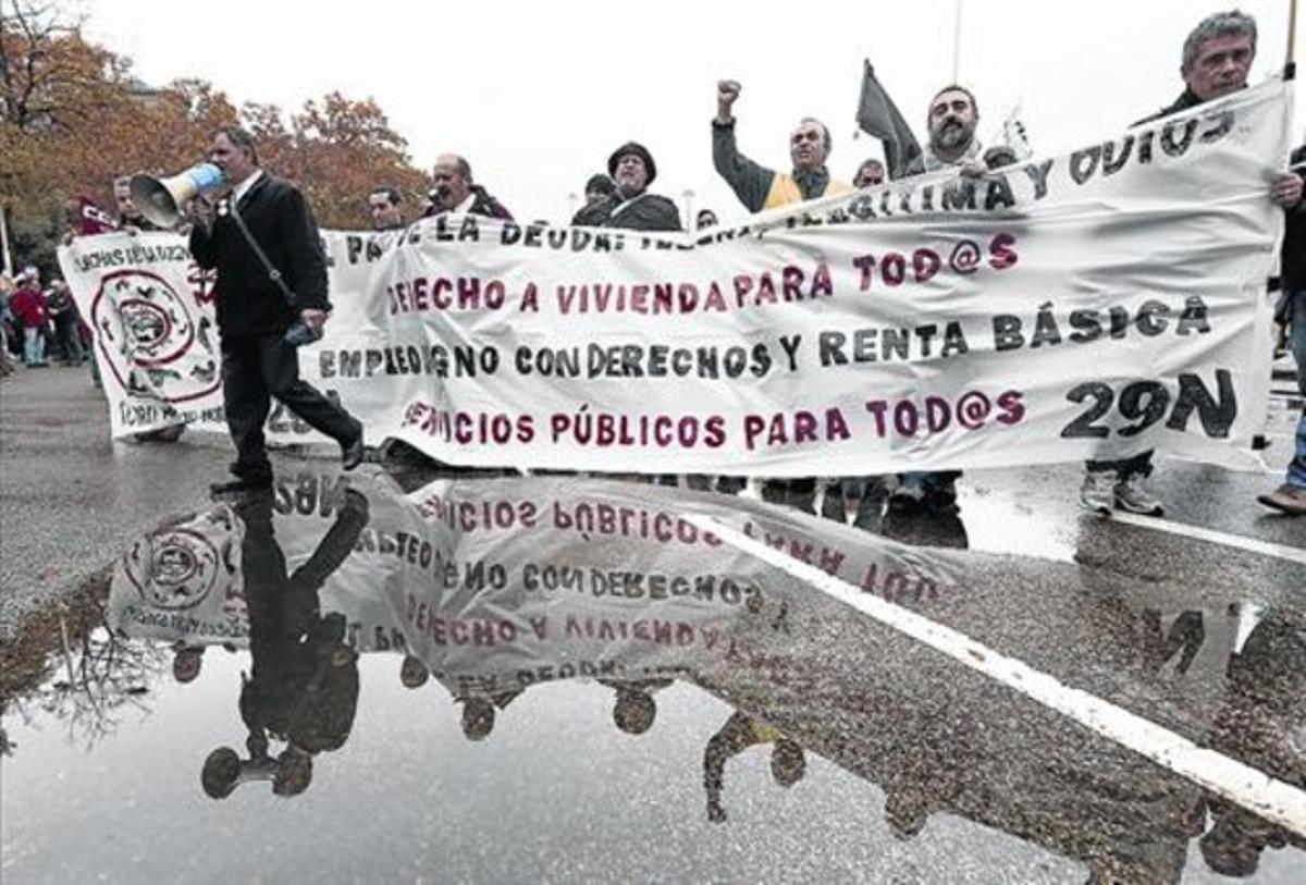 Marxa d’una de les columnes que van participar en la Marxa per la Dignitat de Madrid, ahir.