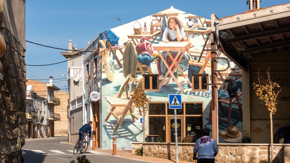 Fantástico mural sobre la fachada del bar de Penelles