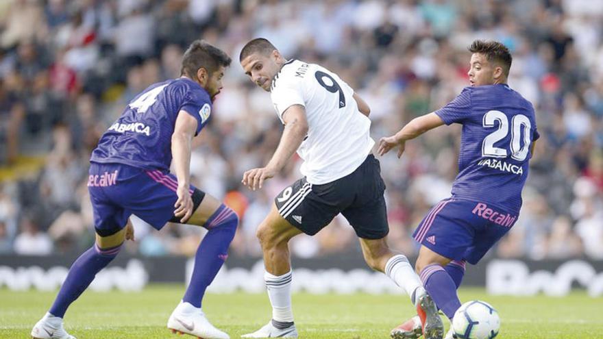 Los célticos Araújo y Beltrán acosan a Mitrovic // Fulham