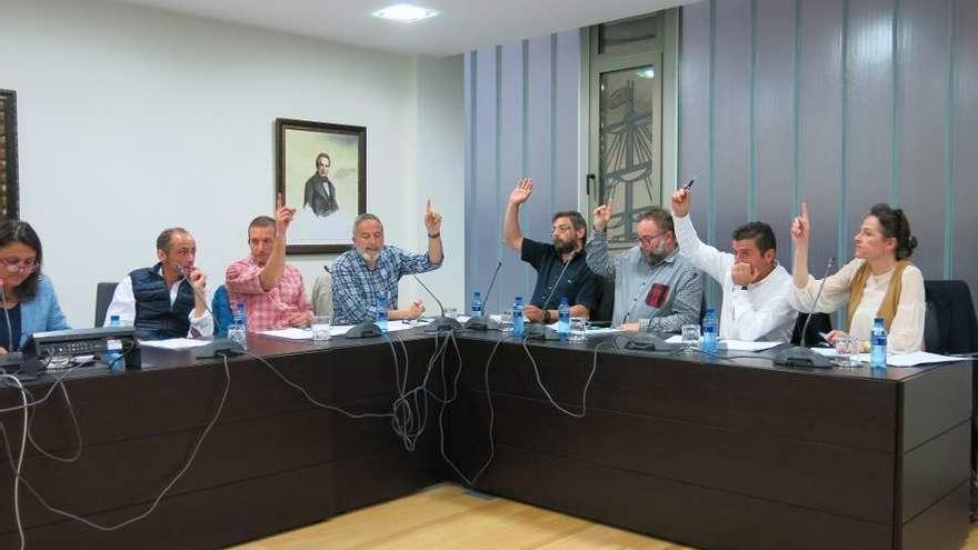 Los grupos de la oposición votan en contra del proyecto de presupuestos municipales.