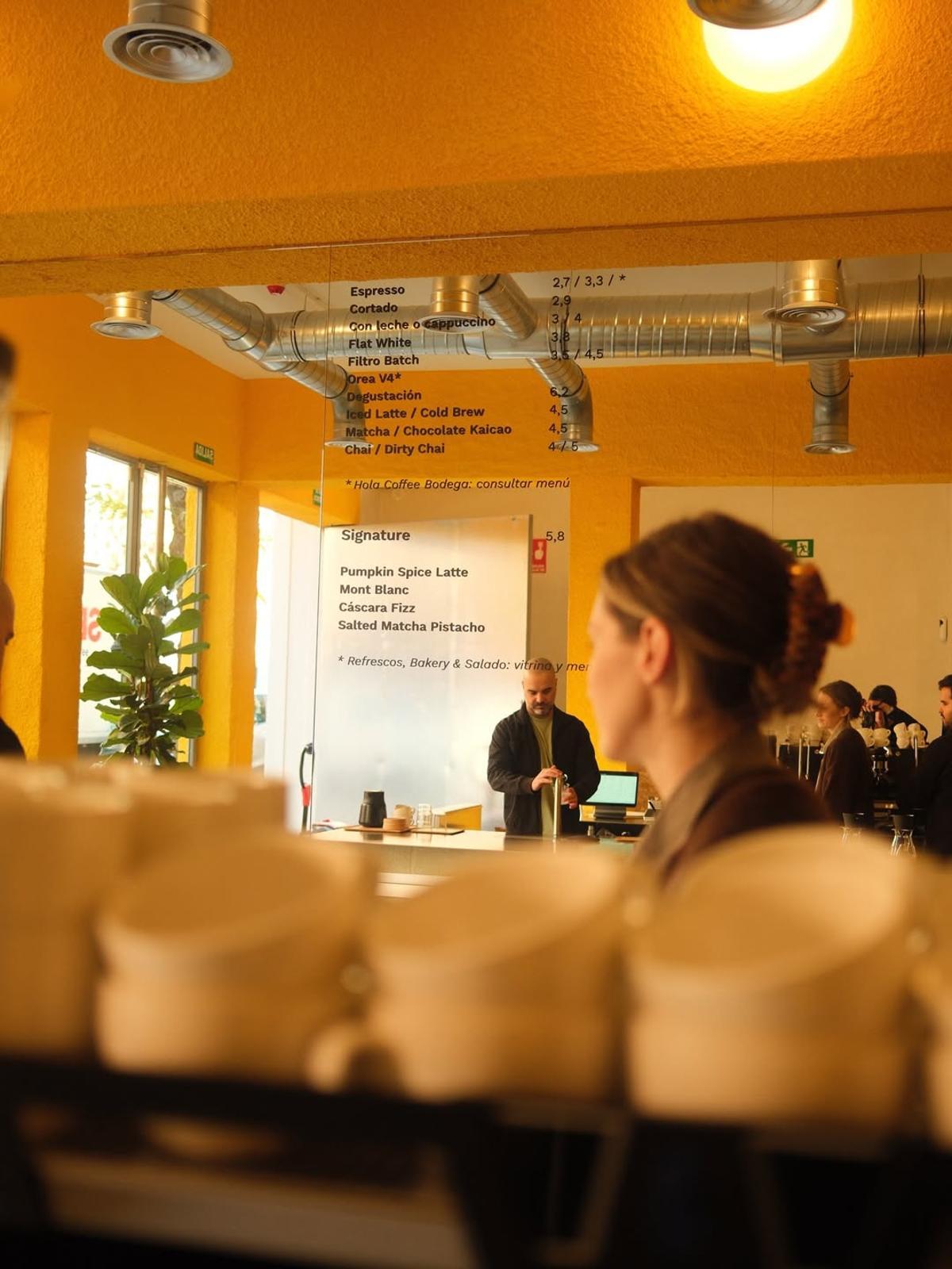 Interior del local Hola Coffee en Carabanchel