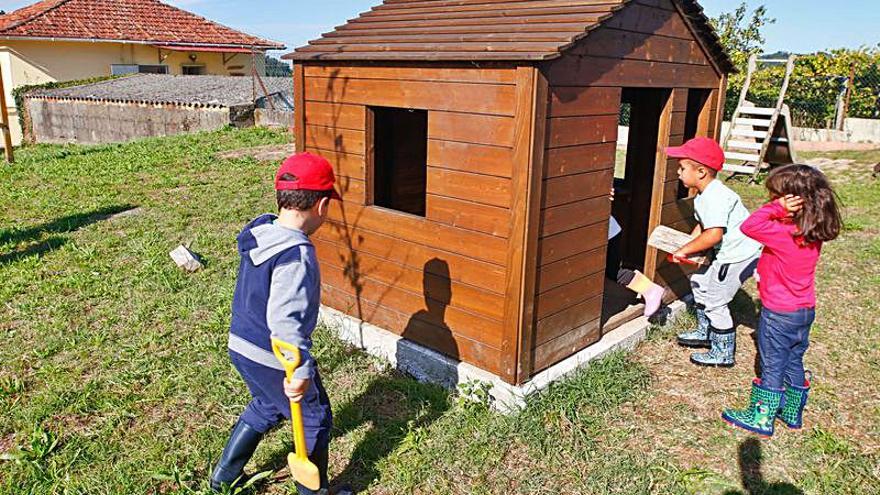  Con la ayuda de la ANPA, el CRA va poco a poco naturalizando los patios de sus unitarias, aprovechando los recursos existentes (como unas rocas para trabajar el equilibrio) e implementando otros como esta casa de madera.