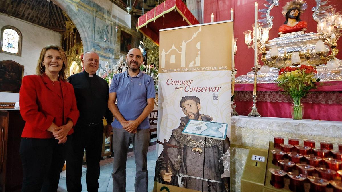 El párroco de San Francisco, el vecino promotor de la campaña de donaciones y la concejala del Distrito Centro.