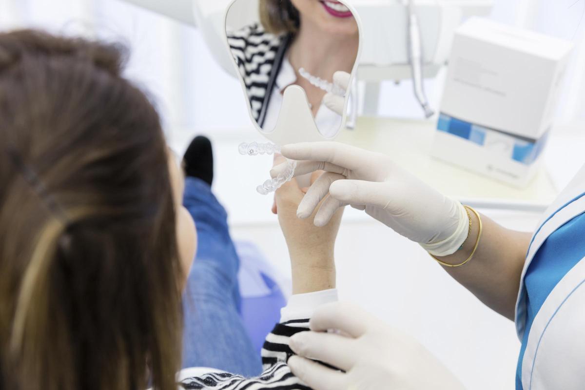 La ortodoncia invisible mediante el sistema Invisalign es un tratamiento ortodóntico cada vez más solicitado entre los adultos debido a sus múltiples ventajas.