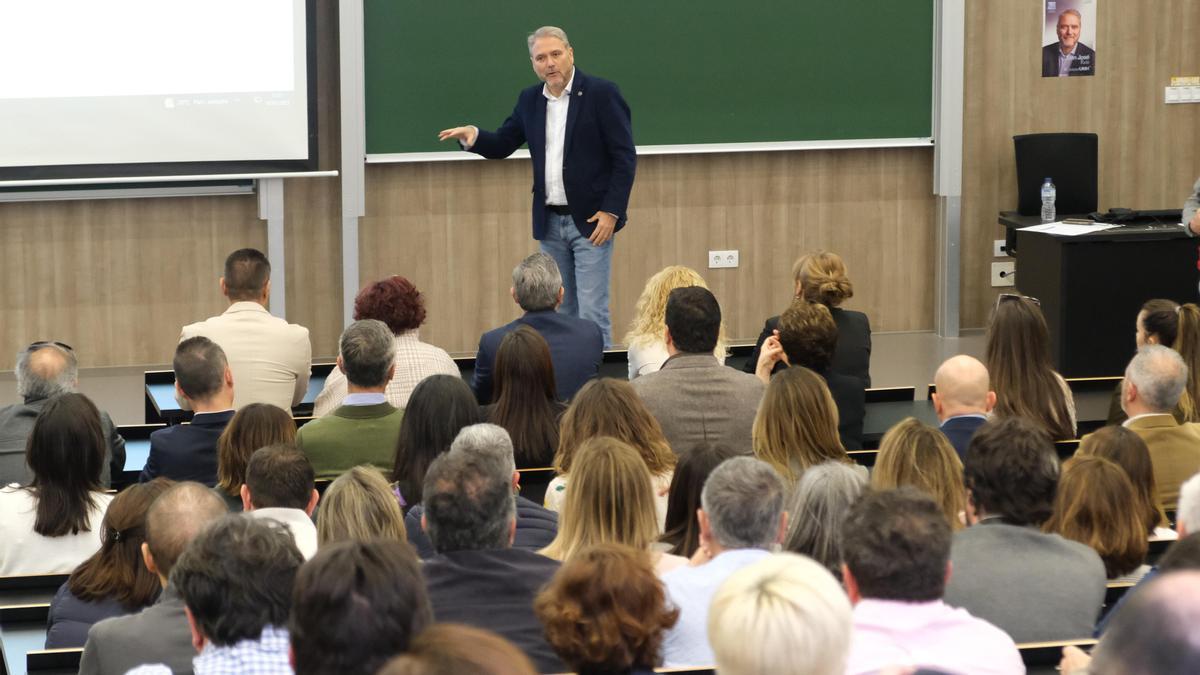 El rector de la UMH y único candidato, Juan José Ruiz, durante la presentación de su programa en un acto muy &quot;a la americana&quot;.