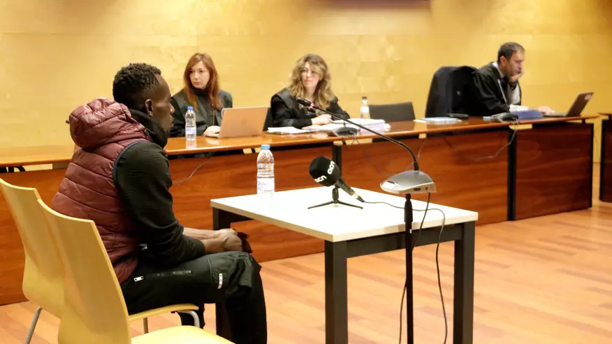 Vídeo: L'acusat d'assassinar un jove a punyalades a Masarac diu que va amagar el ganivet per defensar-se: "No el volia matar"