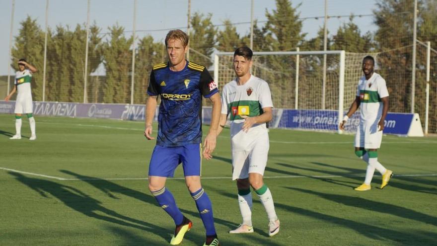 Javi Flores, junto a Álex Fernández, durante el partido Elche-Cádiz jugado el sábado en el Pinatar Arena