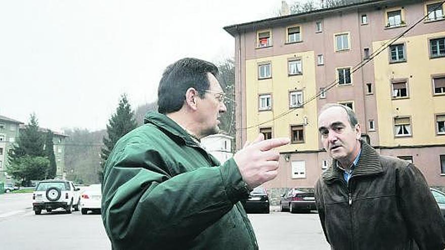 Ángel Luis Rubio y Javier Mato, ante uno de los bloques de la barriada de Rioturbio.