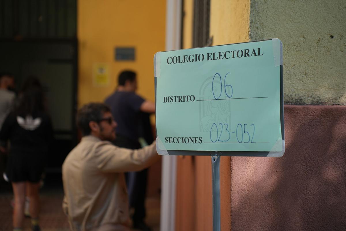 Votaciones en un colegio electoral de Córdoba en las primeras horas de este domingo.