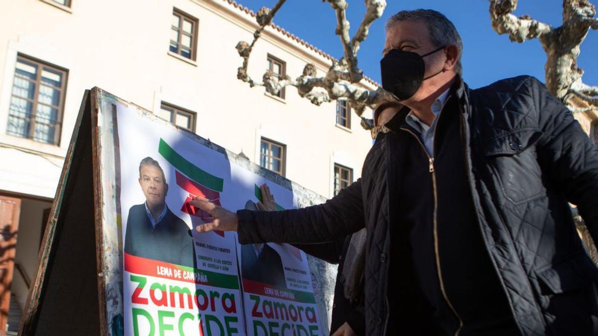 Manuel Fuentes, durante la pegada de carteles en Viriato. |