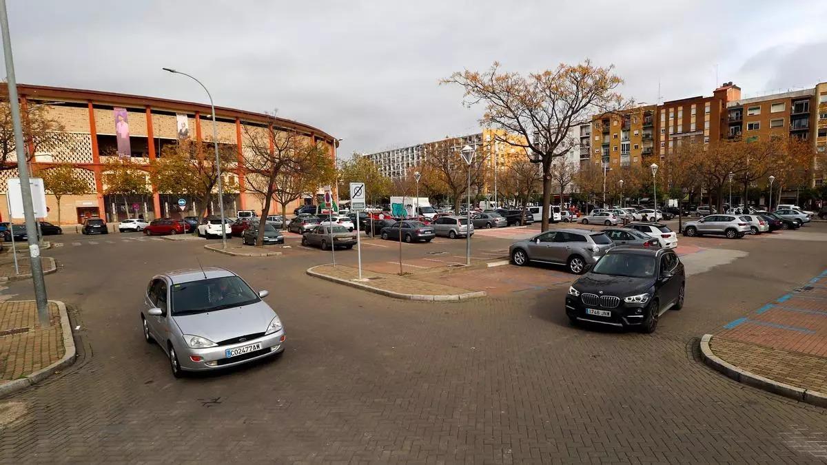 Coches aparcados en el entorno de la plaza de toros de Córdoba.