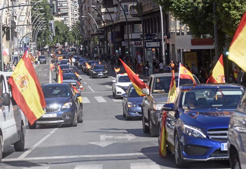 Un millar de coches protestan contra el Gobierno en la manifestación de Vox