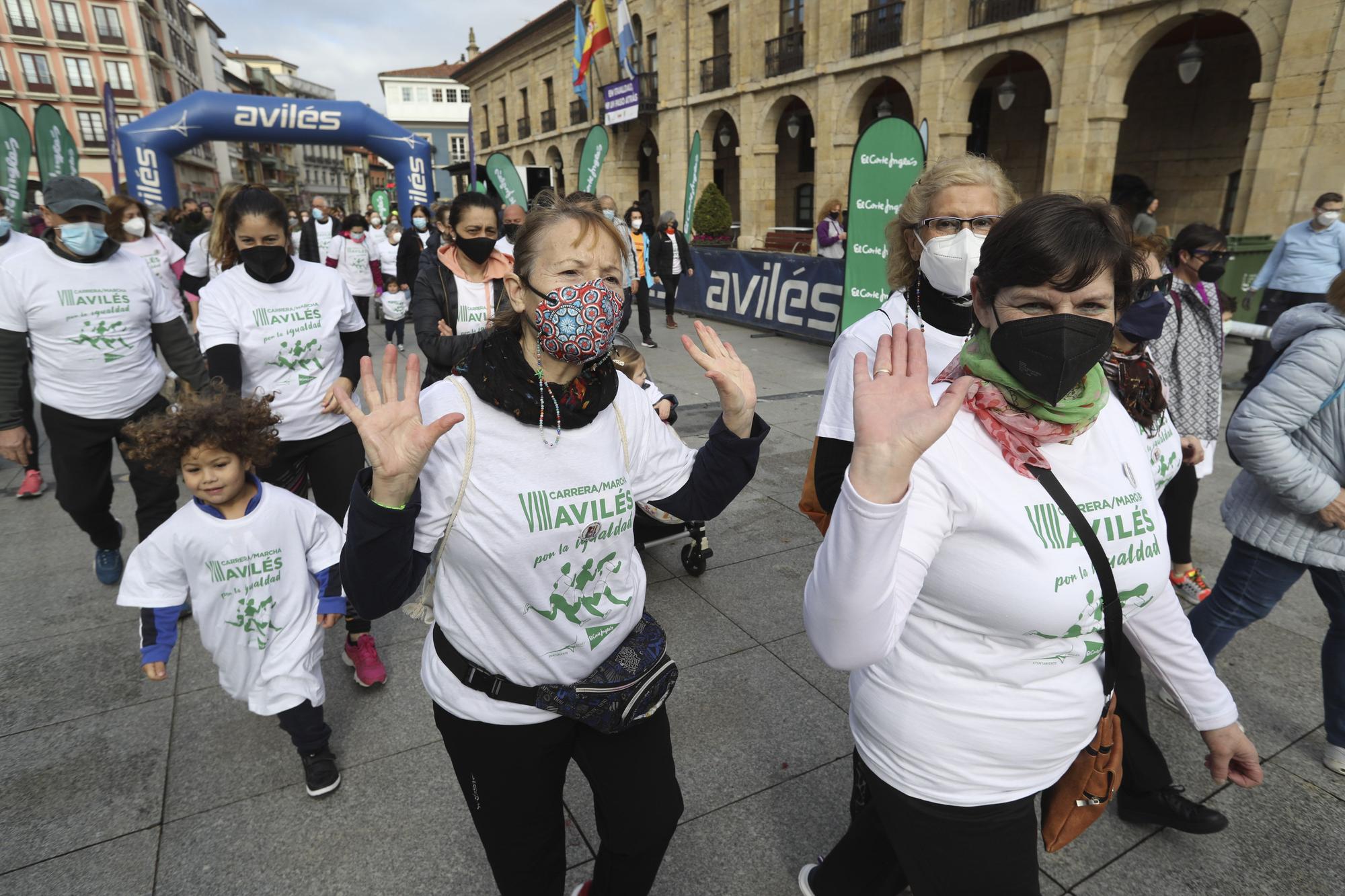 EN IMÁGENES: Decenas de personas marchan por Avilés a favor de la igualdad