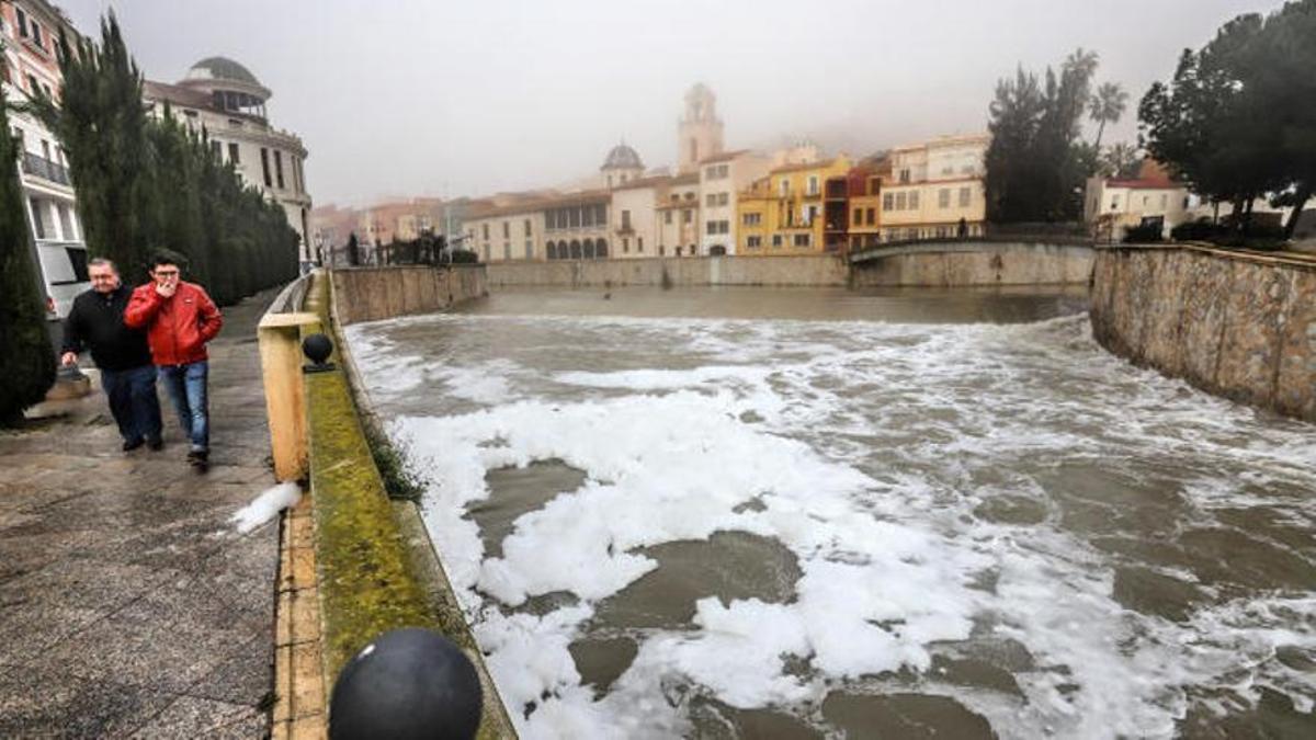 Espumas en el Segura a su paso por Orihuela en una imagen de archivo