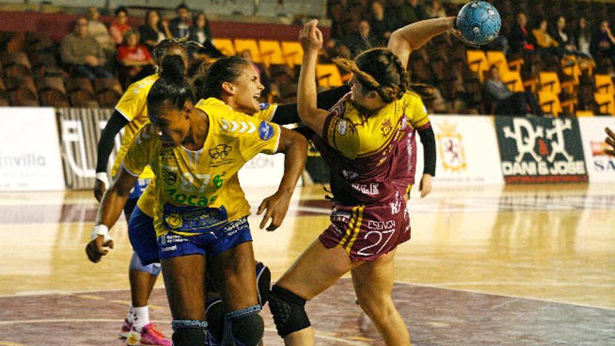 Yacaira Tededa (87) y Almudena Rodríguez frenan un lanzamiento de una jugadora del Cleba León.