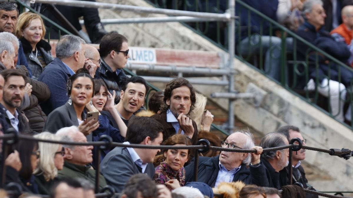 El efecto llamada de Roca Rey llena la plaza de toros de famosos