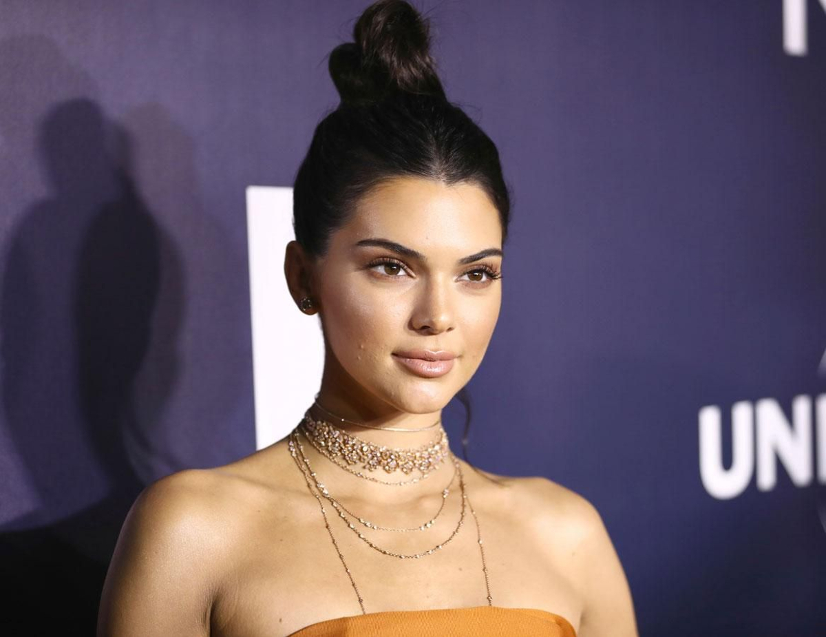 Kendall Jenner con moño alto en una fiesta tras los Globos de Oro