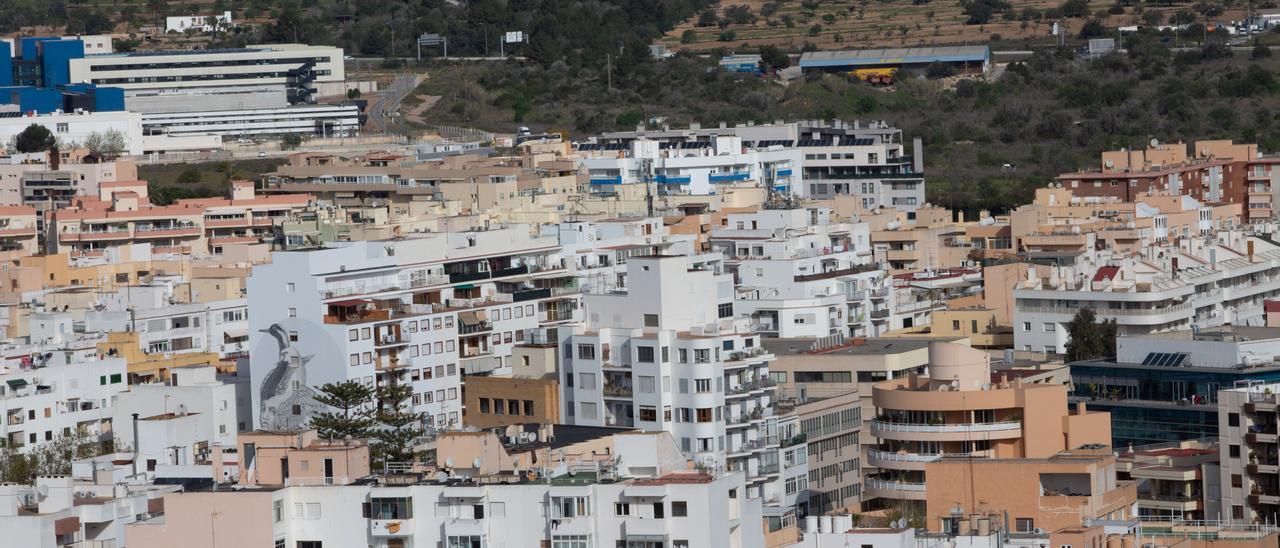 Imágenes de unos bloques de viviendas en la ciudad de Ibiza