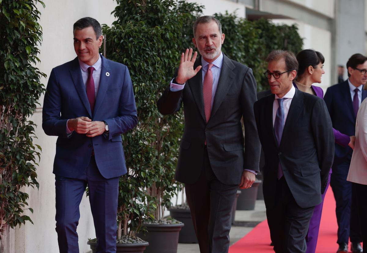 El rey Felipe VI preside la inauguración del MWC Barcelona 2023 junto al presidente del Gobierno, Pedro Sánchez, autoridades y representantes del sector.