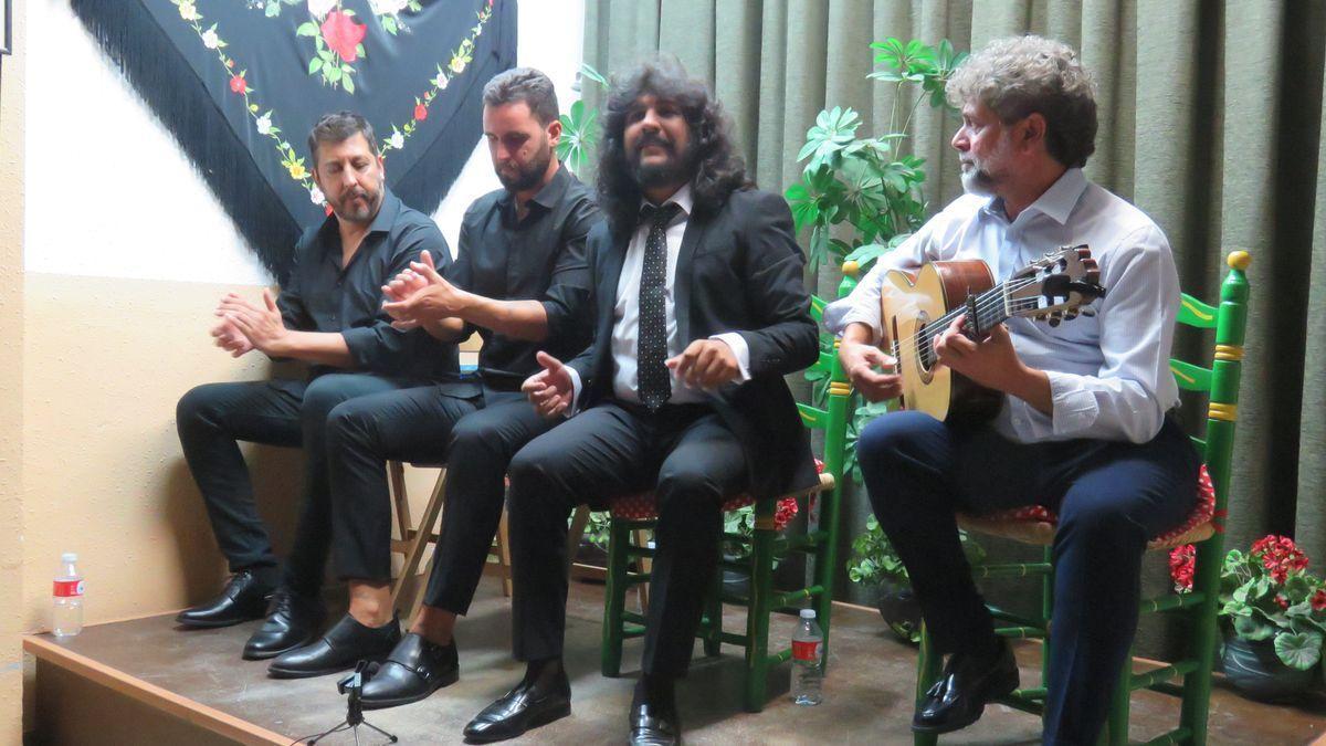 El cantaor Rancapino Chico en la velada de la peña