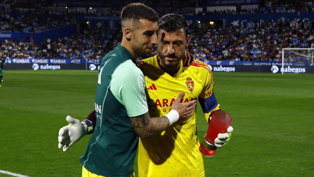 Cristian recibe la felicitación de Rebollo tras recibir, el viernes, el galardón como el mejor jugador de Segunda en el mes de agosto.