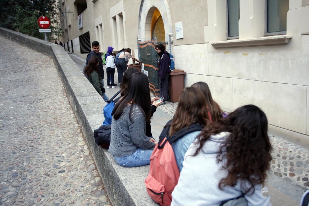 Piquets impedeixen l'accés dels alumnes a la UdG