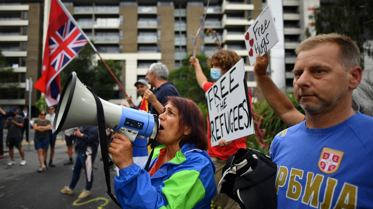 Manifestantes antivacunas expresan su apoyo a Djokovic frente a su hotel