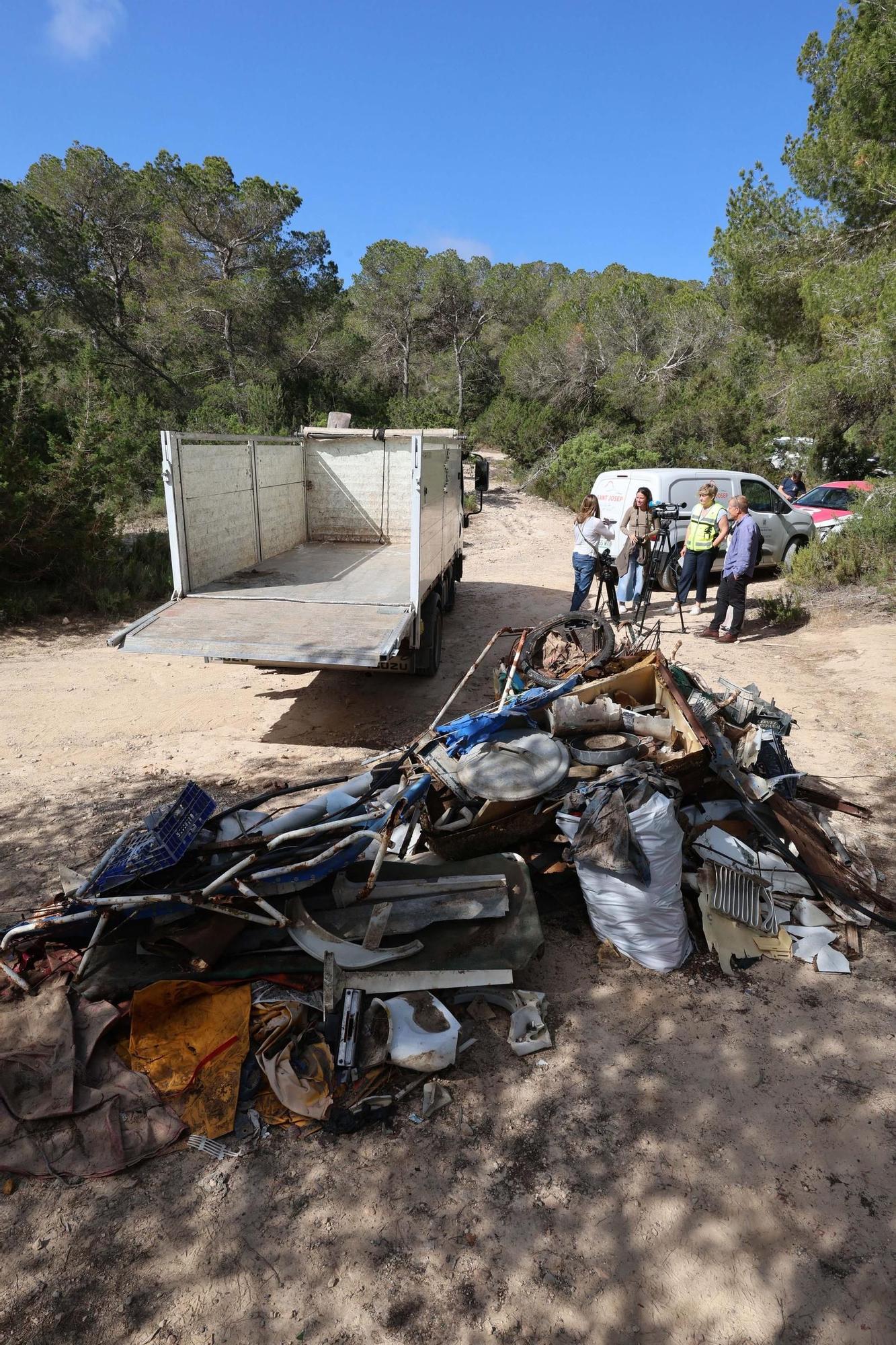 Retirados 600 kilos de residuos vertidos en un bosque de Cala Bassa