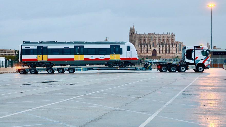 Erster von fünf neuen Elektrozügen im Hafen von Palma angekommen