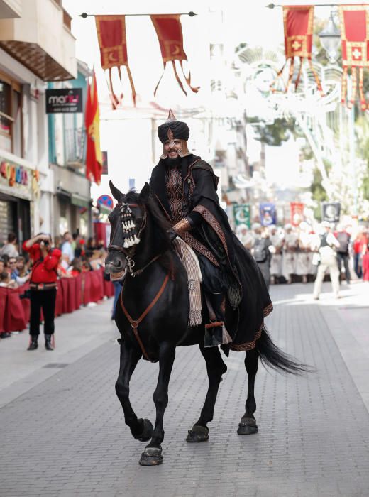 El bando de la media luna ofreció un majestuoso espectáculo en el segundo gran desfile de los Moros y Cristianos de la ciudad