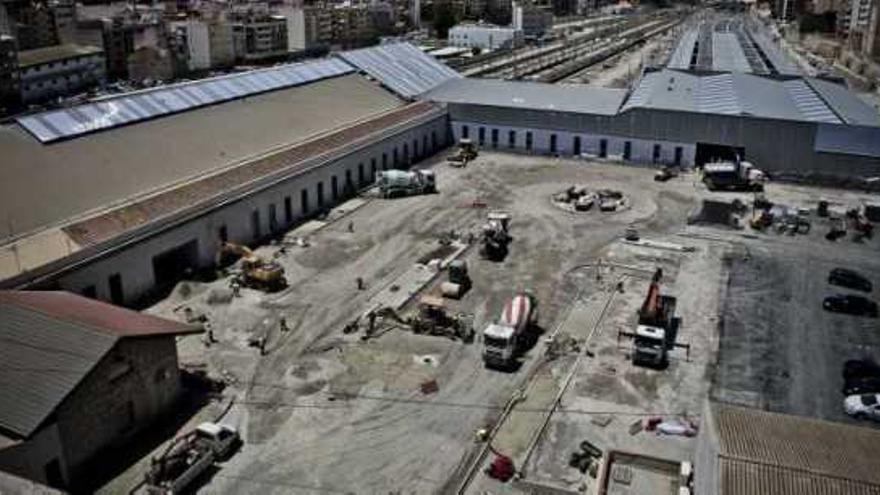 Vista aérea de los trabajos para preparar la zona de taxis, autobuses y coches de alquiler frente a la terminal del AVE, ayer.