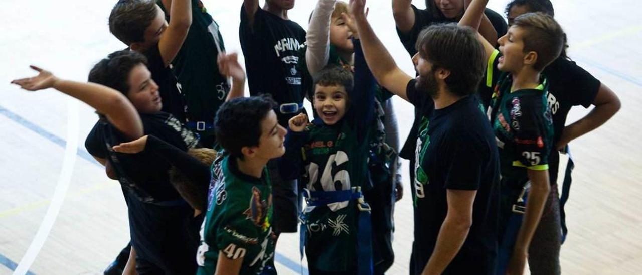 Los infantiles del Mariners se saludan antes del partido.