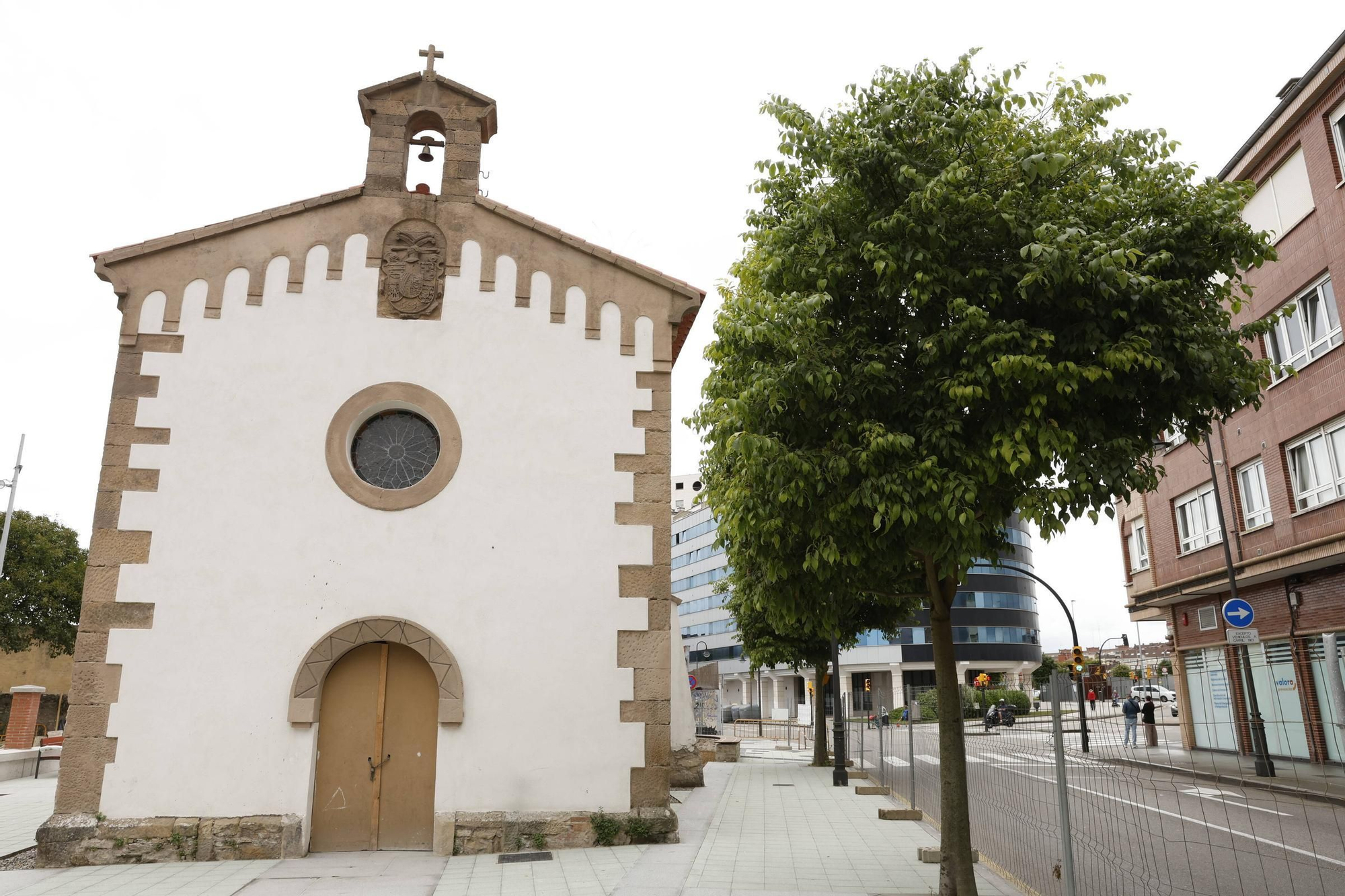 Así ha quedado la urbanización del entorno de la capilla de San Esteban del Mar de Gijón (en imágenes)