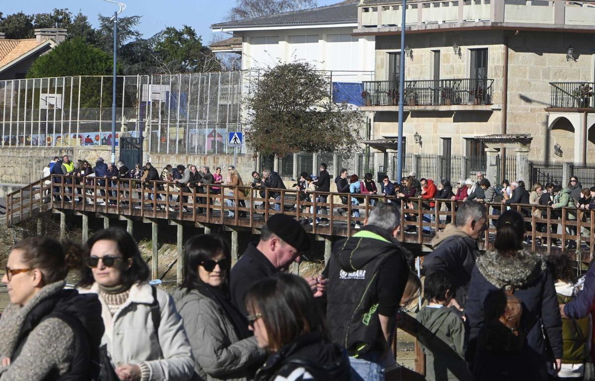 Participantes en la cadena humana de ayer en Aldán. |  Pablo Hernández
