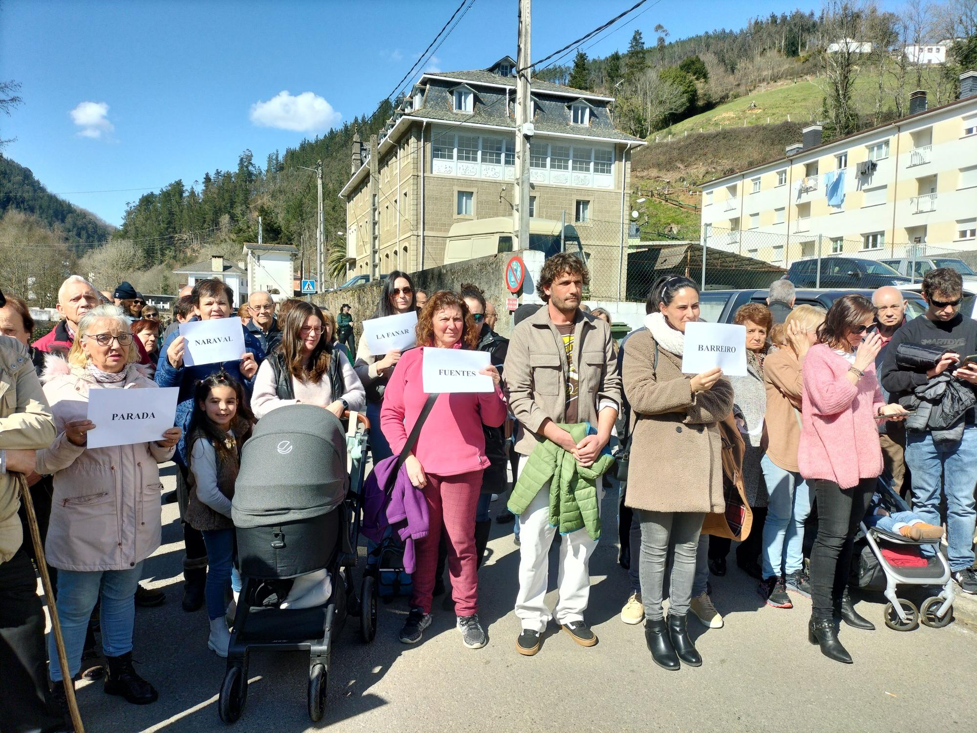 Protesta en Navelgas por la falta de médicos