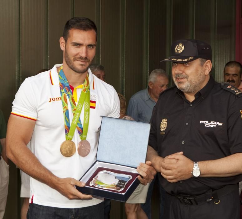 La Comisaría de Gijón homenajea a Craviotto y Hernanz por sus triunfos